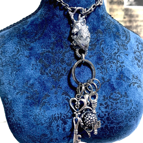 ※普段ネックレスを付けない方もキーチェーンにペンダントを付けて持ち歩いて頂けたら嬉しいです！鍵などと一緒につける場合は傷にご注意ください。